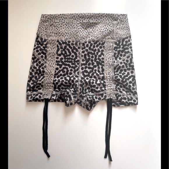 ⭐️Host Pick Lululemon Liberty Short - Picture 2 of 9